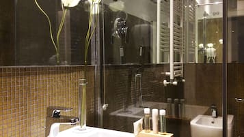 Deluxe-Doppelzimmer | Badezimmer | Dusche, kostenlose Toilettenartikel, Haartrockner, Handtücher