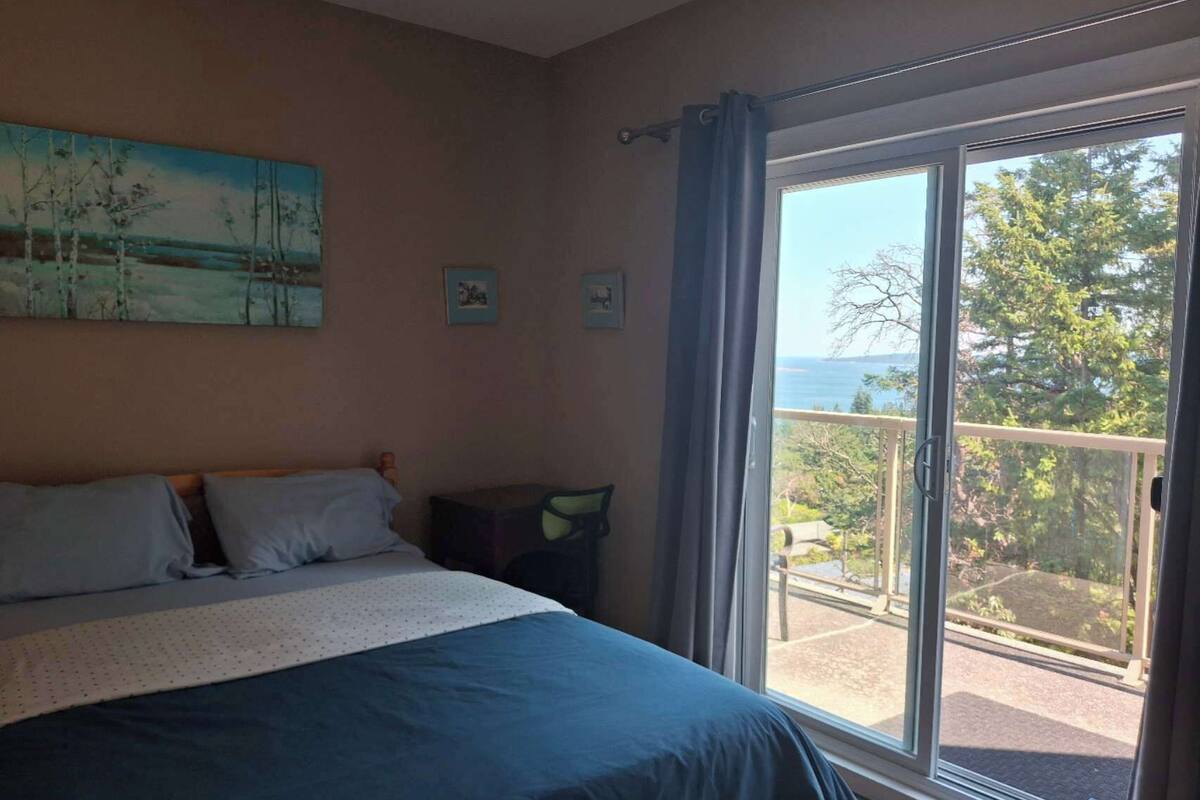 Standard Room, 1 Queen Bed, Accessible, Ocean View | 1 bedroom, premium bedding, soundproofing, free WiFi