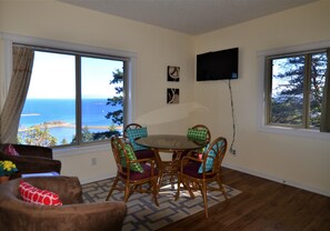 Deluxe Room, 2 Bedrooms, Ocean View | Living area - Gibralter Rock Ocean View B&B (Nanaimo)