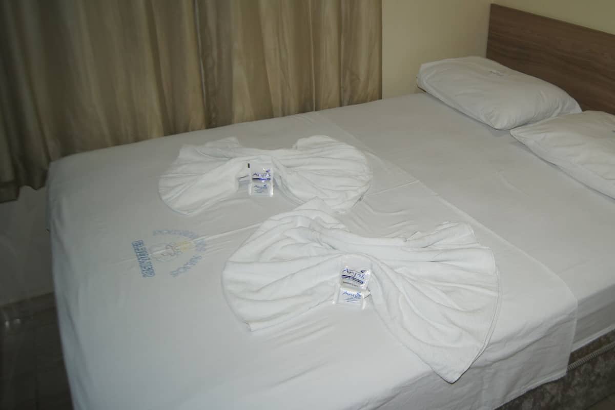 Bar mini, langsir/tirai gelap terus, seterika/papan seterika