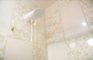 Shower, rainfall showerhead, free toiletries, hair dryer - Hotel Pousada dos Anjos (João Pessoa)