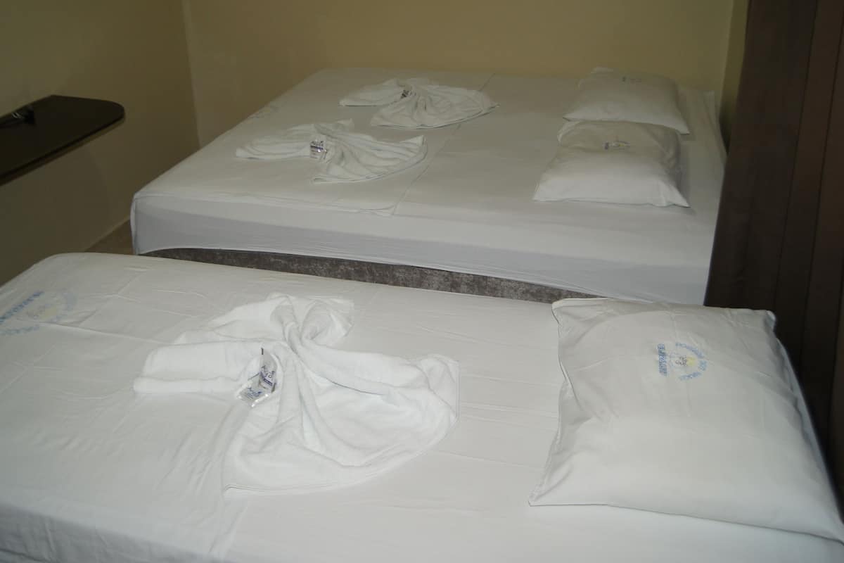 Triple Room | Bar mini, langsir/tirai gelap terus, seterika/papan seterika