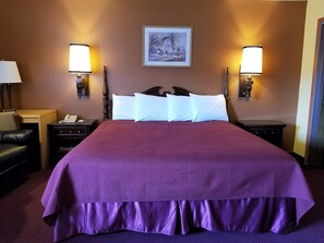 Deluxe Room, 1 King Bed, Mountain View | Desk, free WiFi, bed sheets - Regency Inn (Winnemucca)