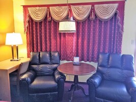 Escritorio, wifi gratis y ropa de cama 