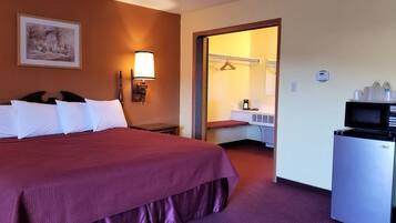 Deluxe Room, 1 King Bed, Mountain View | Desk, free WiFi, bed sheets