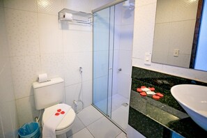 Suihku, ilmaiset hygieniatuotteet, pyyhkeet