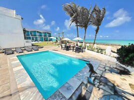 Una piscina al aire libre, sombrillas