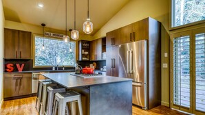 Private kitchen | Coffee/tea maker, stovetop, rice cooker - EQC Hotel 123 (Région Test)