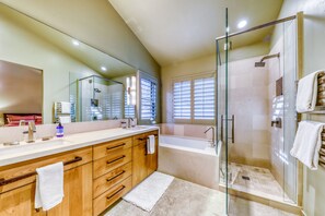 Bathroom | Rainfall showerhead, free toiletries, hair dryer, slippers - EQC Hotel 123 (Région Test)