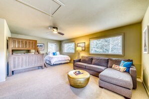 In-room safe, soundproofing, bed sheets - EQC Hotel 123 (Région Test)