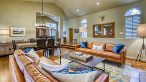 Living room | Smart TV, fireplace, heated floors - EQC Hotel 123 (Région Test)