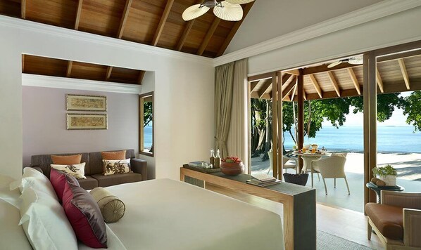 Junior Suite | 1 bedroom, premium bedding, pillow-top beds, in-room safe