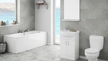 Basic Studio, 1 Queen Bed | Bathroom | Free toiletries, bathrobes, towels