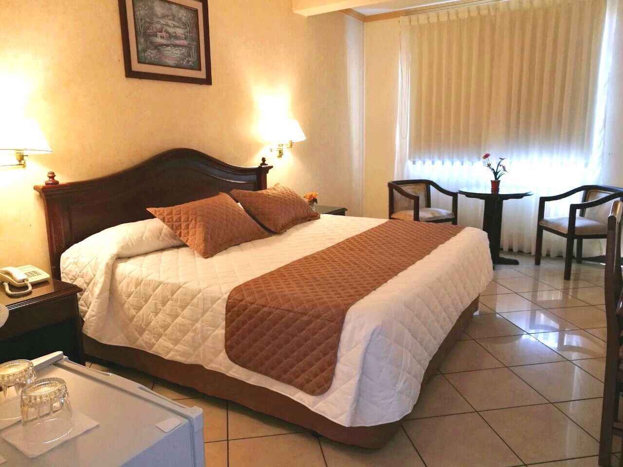 Minibar, caja de seguridad en la habitación y escritorio 