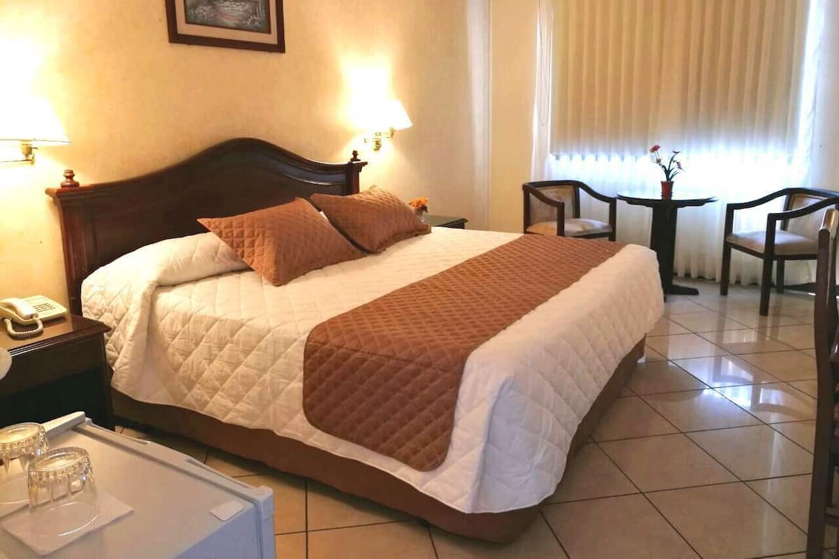 Minibar, caja de seguridad en la habitación y escritorio