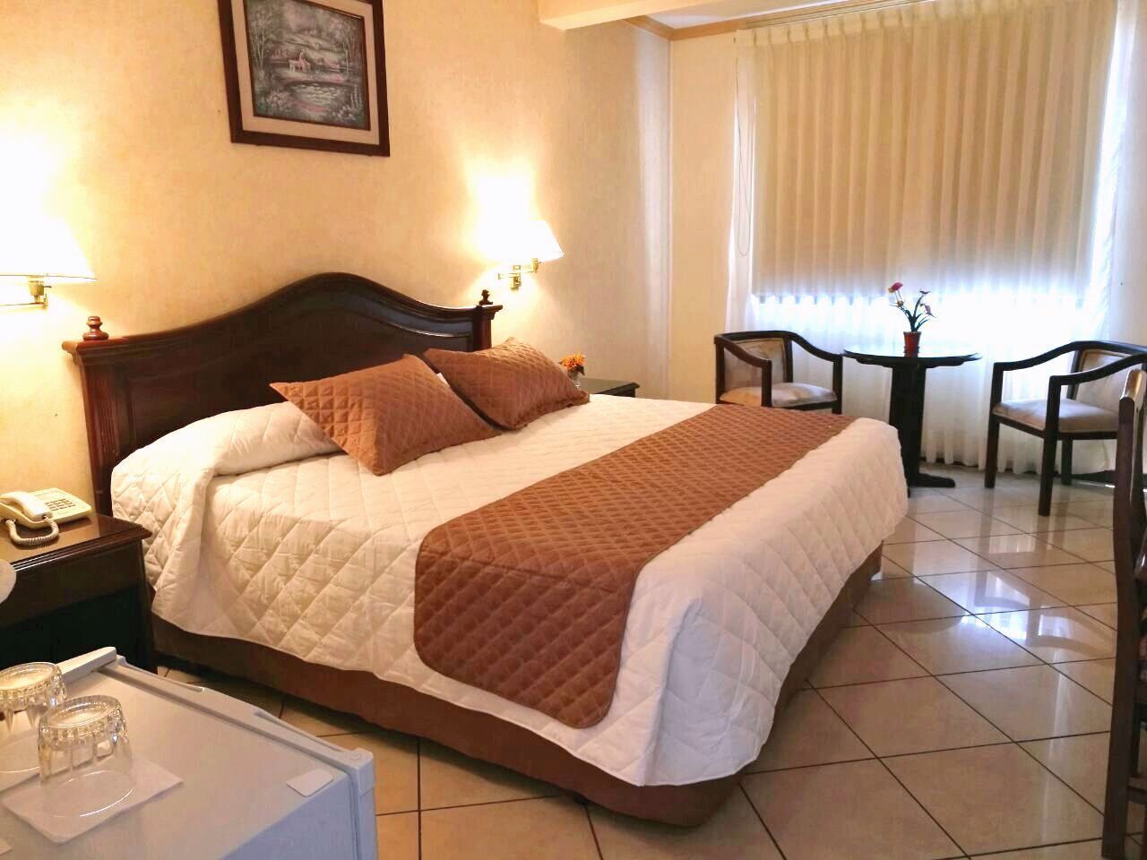 Minibar, caja de seguridad en la habitación y escritorio 