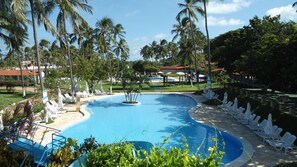 4 室外游泳池，池畔遮阳伞，日光浴躺椅