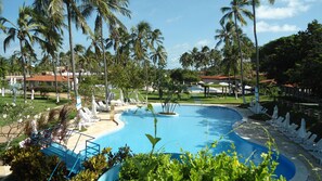 4 piscines extérieures, parasols de plage, chaises longues