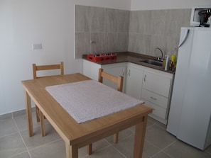 Standaard appartement, 1 slaapkamer | Privékeuken | Een koelkast/vriezer, een magnetron, een oven, een kookplaat