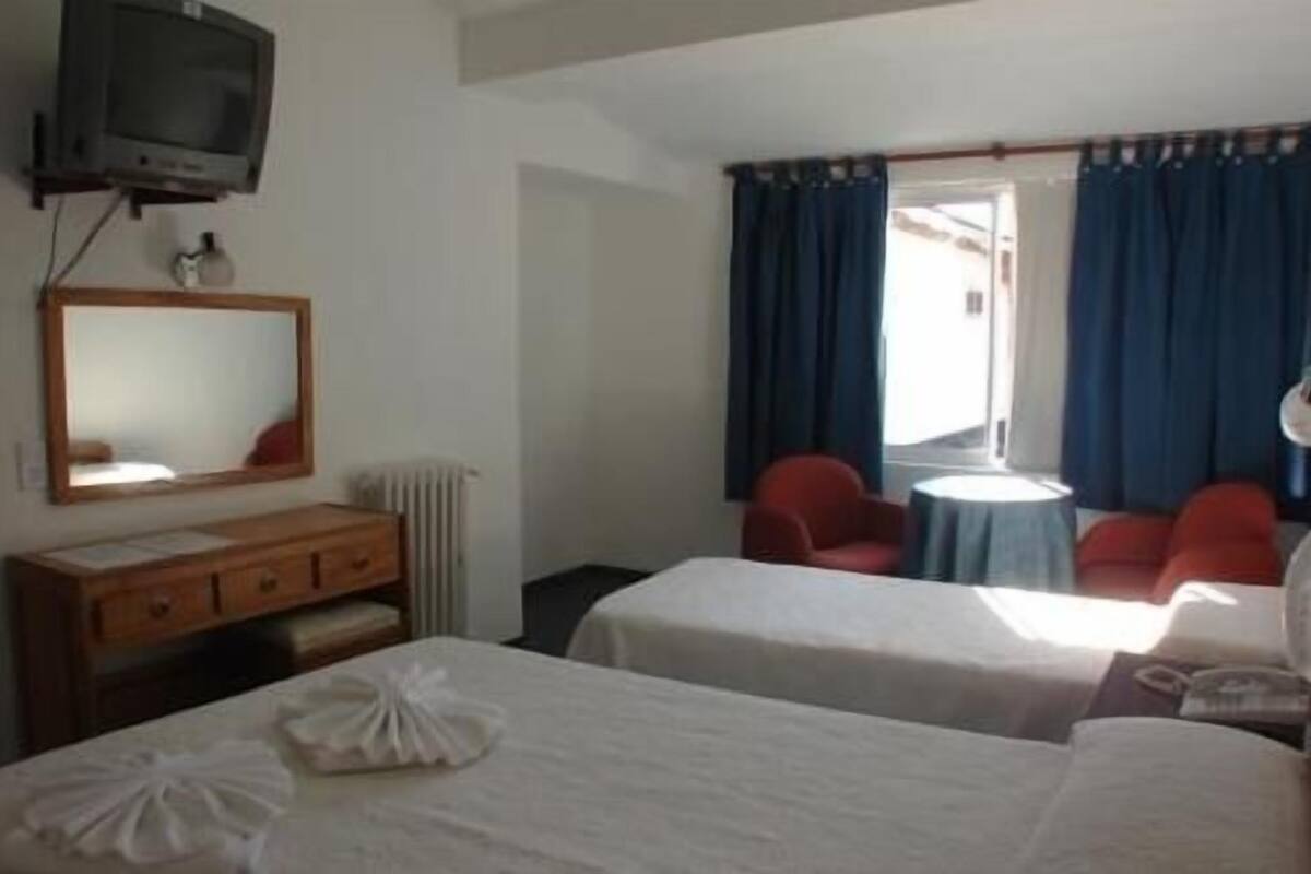 Sengetøy av topp kvalitet, minibar, safe på rommet og skrivebord