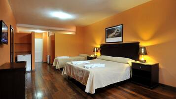 Quarto triplo | Roupas de cama premium, frigobar, cofres nos quartos