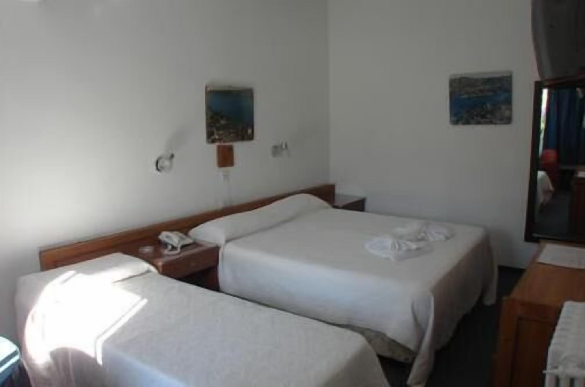 Ropa de cama de alta calidad y minibar 