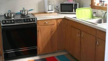 Traditional House, 3 Bedrooms | Private kitchen | Full-size fridge, microwave, oven, stovetop