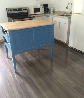 Casa | Cozinha privada | Geladeira grande, micro-ondas, fogão, cafeteira/chaleira