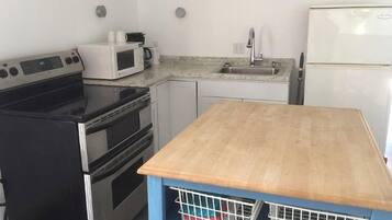 House | Private kitchen | Full-size fridge, microwave, oven, coffee/tea maker