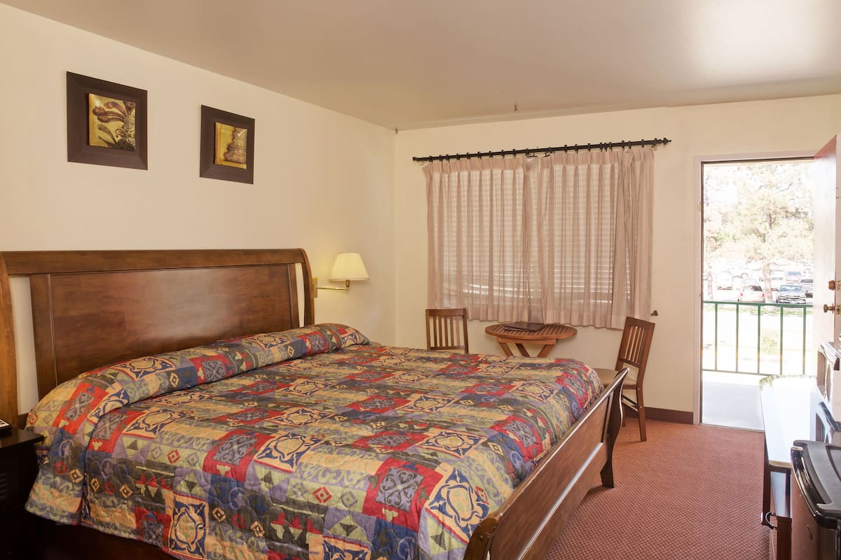 Standard Room, 1 King Bed | Individually decorated, desk, iron/ironing board, free WiFi