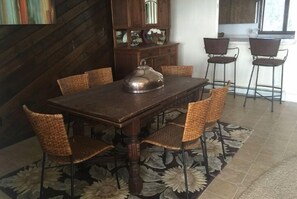 In-room dining - The Villa on Suttons Bay (Suttons Bay)