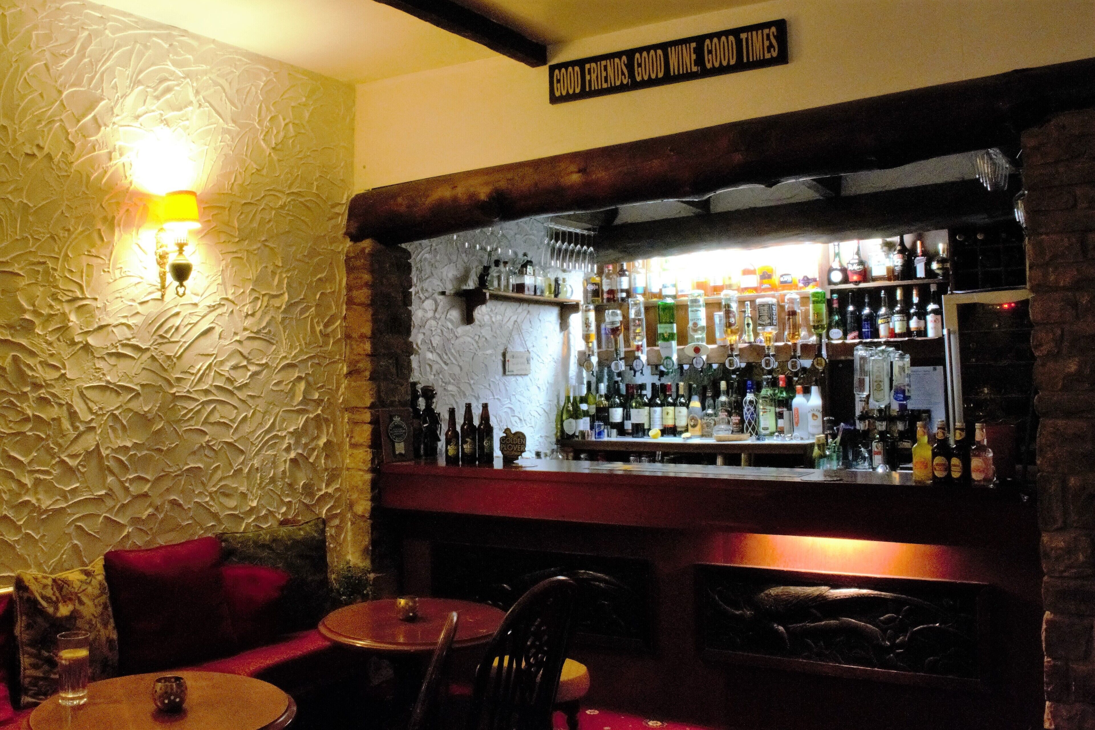 Bar (trong khuôn viên)