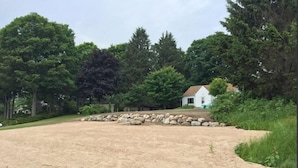 Property grounds - Leeward Cottage (Traverse City)
