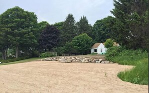 Property grounds - Leeward Cottage (Traverse City)