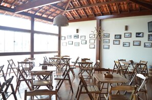 Melayani sarapan, makan siang, makan malam; sajian masakan Brasil