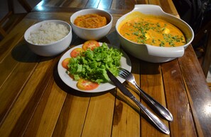 Sudah termasuk sarapan prasmanan setiap hari