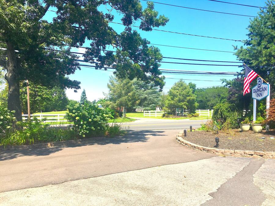 A road leading to a sign for Duncan Inn.