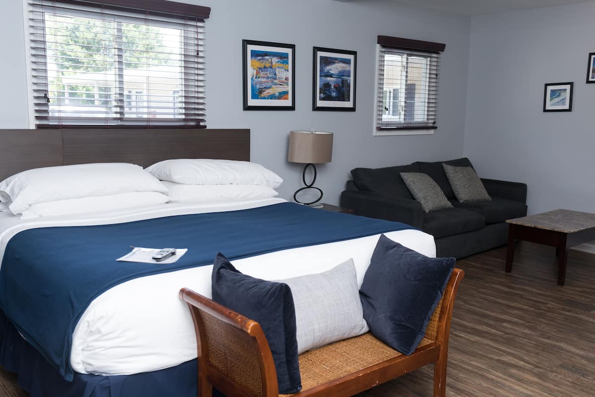 Studio Suite, 1 King Bed | Premium bedding, iron/ironing board, free WiFi, bed sheets