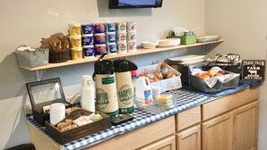 Una barra de desayuno con cereales, café y leche fresca.