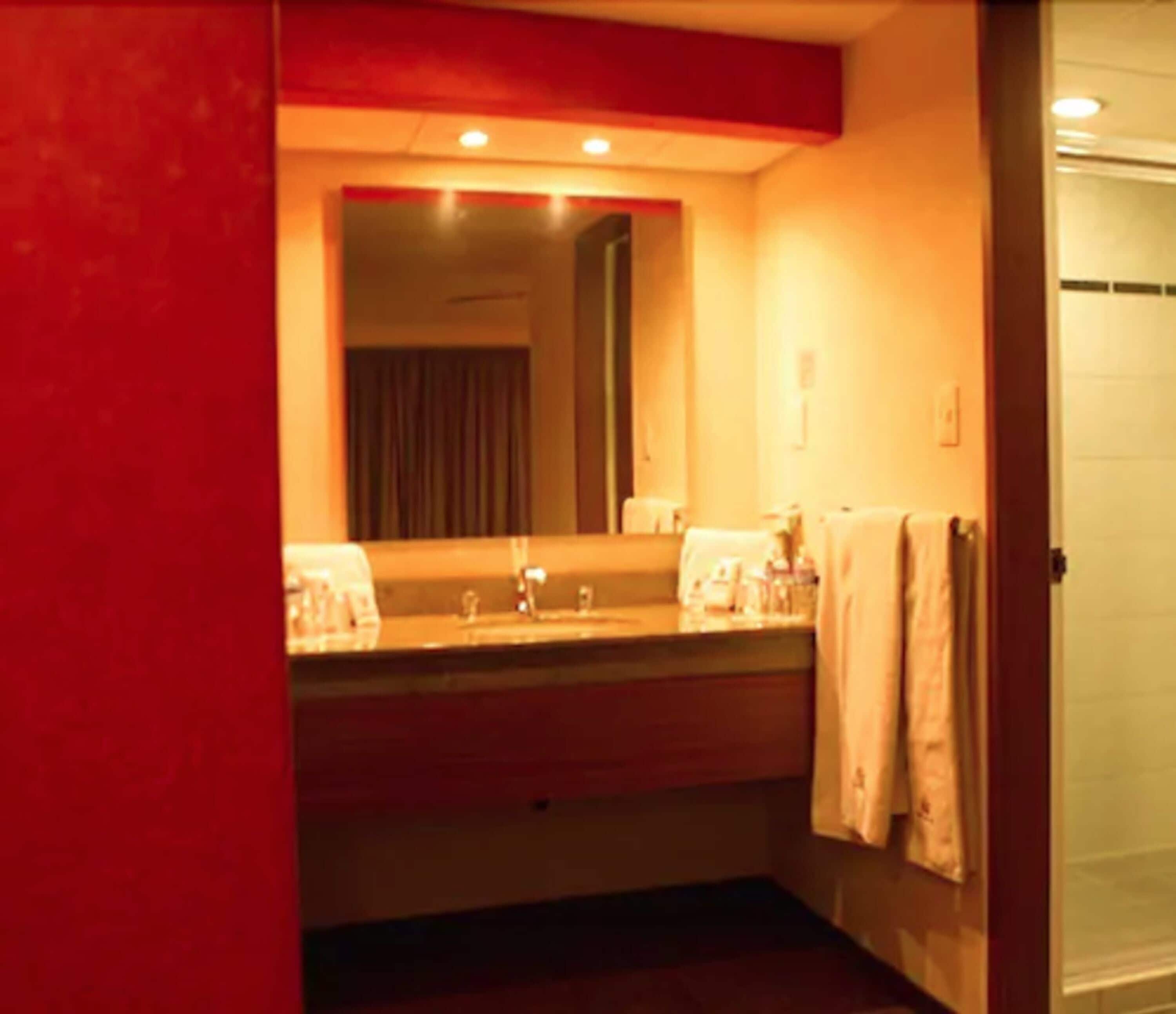 shower, free toiletries, bidet, towels