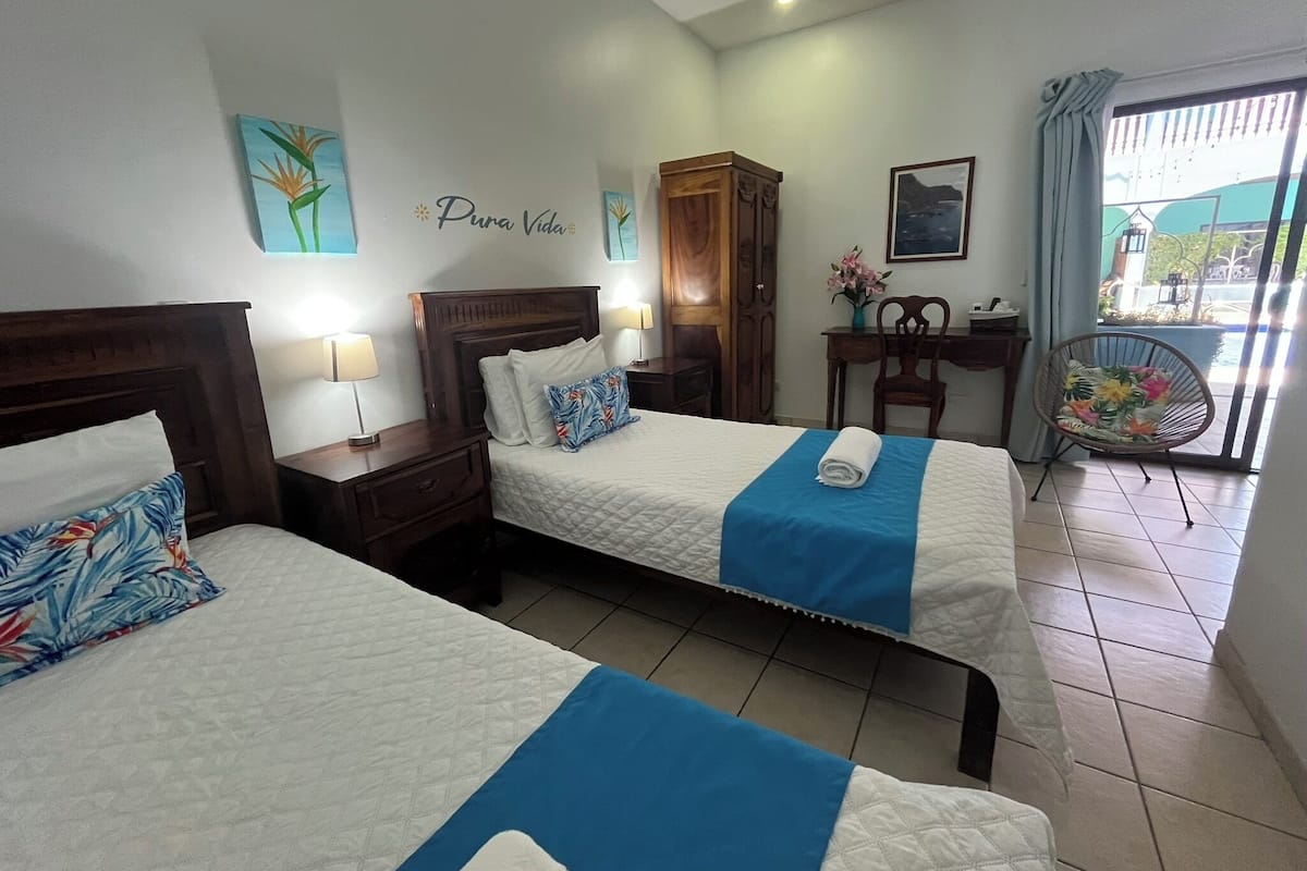Chambre Standard double, vue sur la piscine | Bureau, espace de travail pour ordinateurs portables