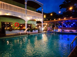 ファミリー アパートメント 2 ベッドルーム | リビング エリア | 32 インチのLED テレビ (ケーブル放送視聴可)、テレビ、プリンター