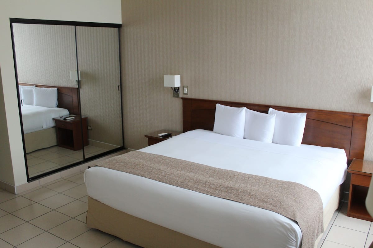 Studio Suite | Minibar, in-room safe, desk, iron/ironing board