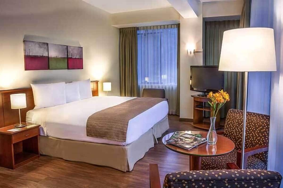 Junior Studio Suite | Minibar, in-room safe, desk, iron/ironing board
