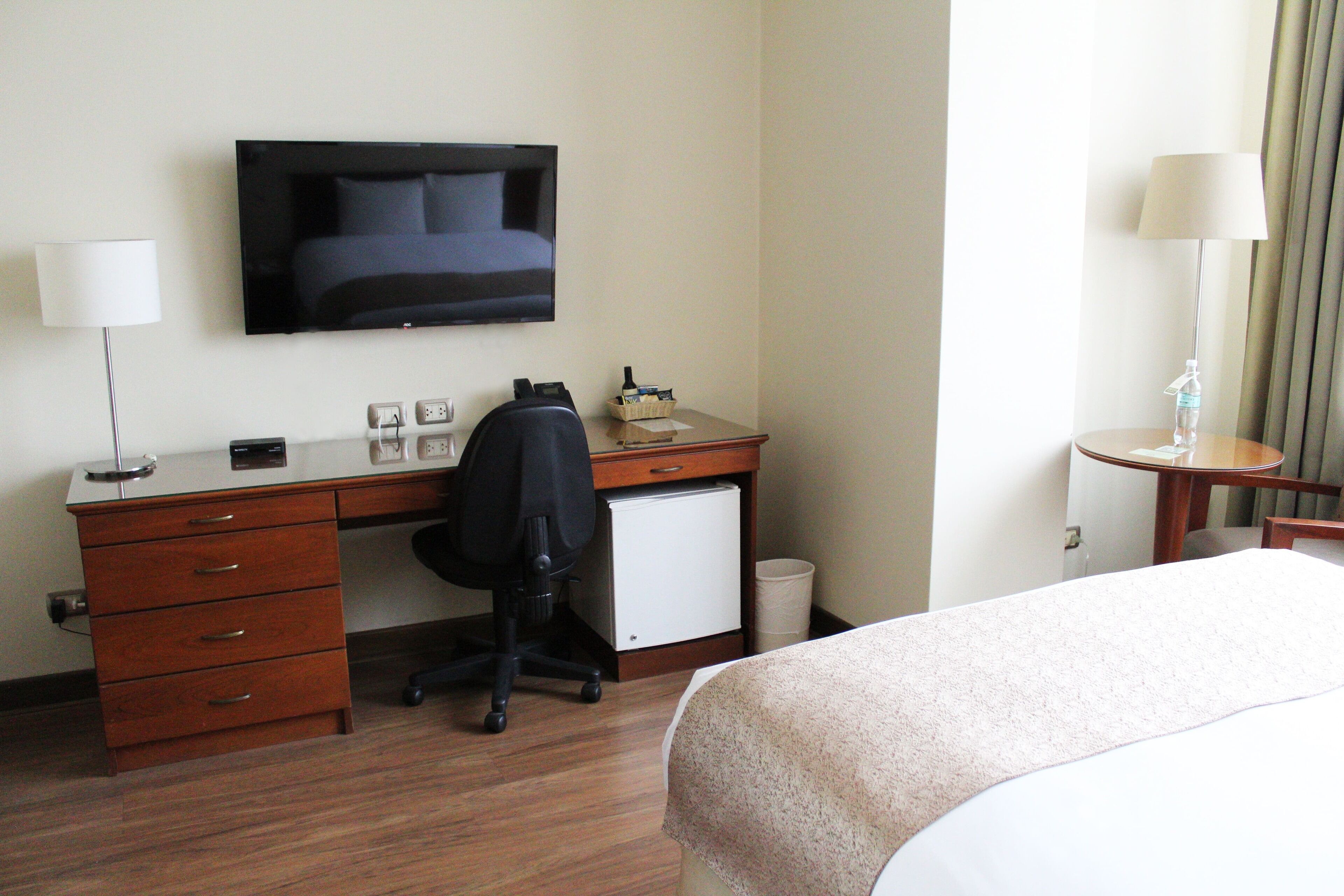 standard double room | minibar, in-room safe, desk, iron/ironing board