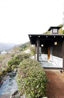 Una casa moderna con una vista despejada de una cadena montañosa.