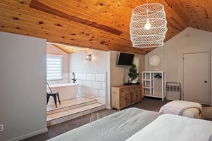 奢华客房, 1 张特大床 | 高档床上用品、特色装修、特色家居、免费 WiFi