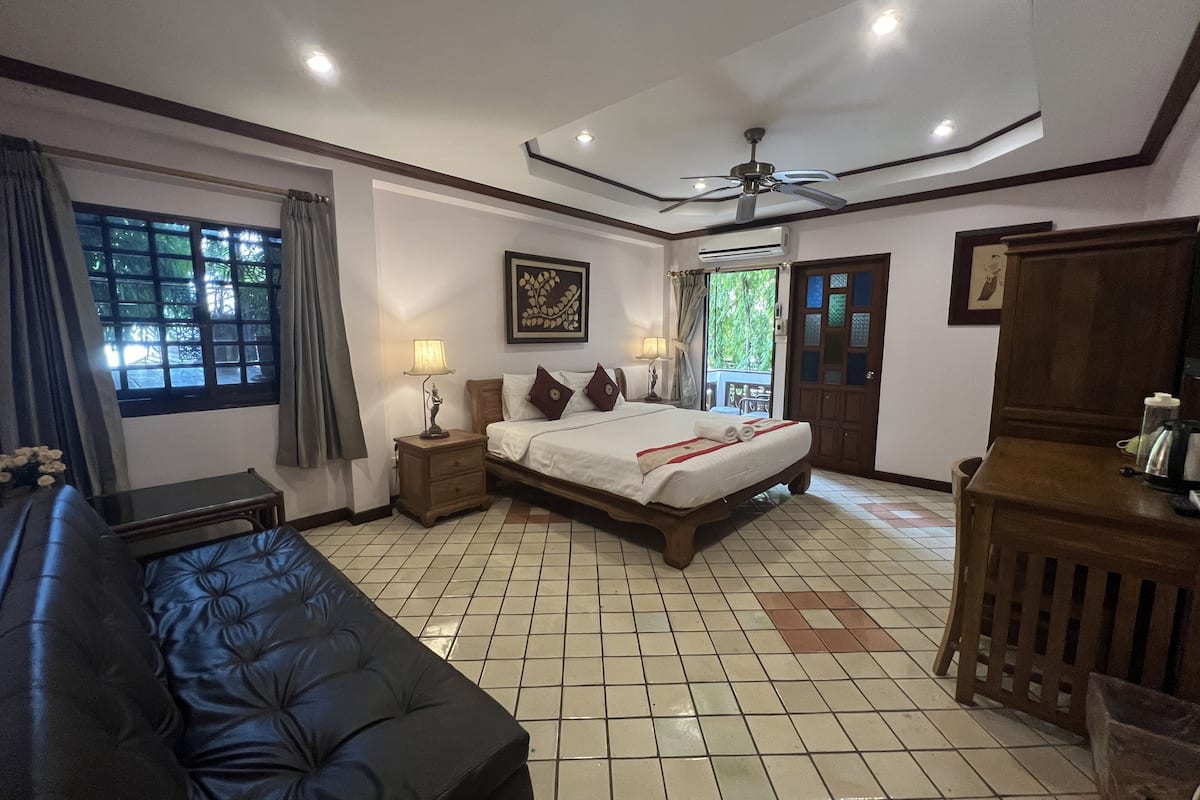 Large Double with Balcony | Caja de seguridad en la habitación, escritorio y wifi gratis