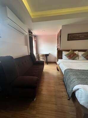 Family Suite | Living area | 28-inch TV with cable channels - Pha Thai House (Chiang Mai)