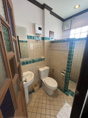 Quarto duplo luxo, sacada | Banheiro | Chuveiro, produtos de toalete grátis, secador de cabelo